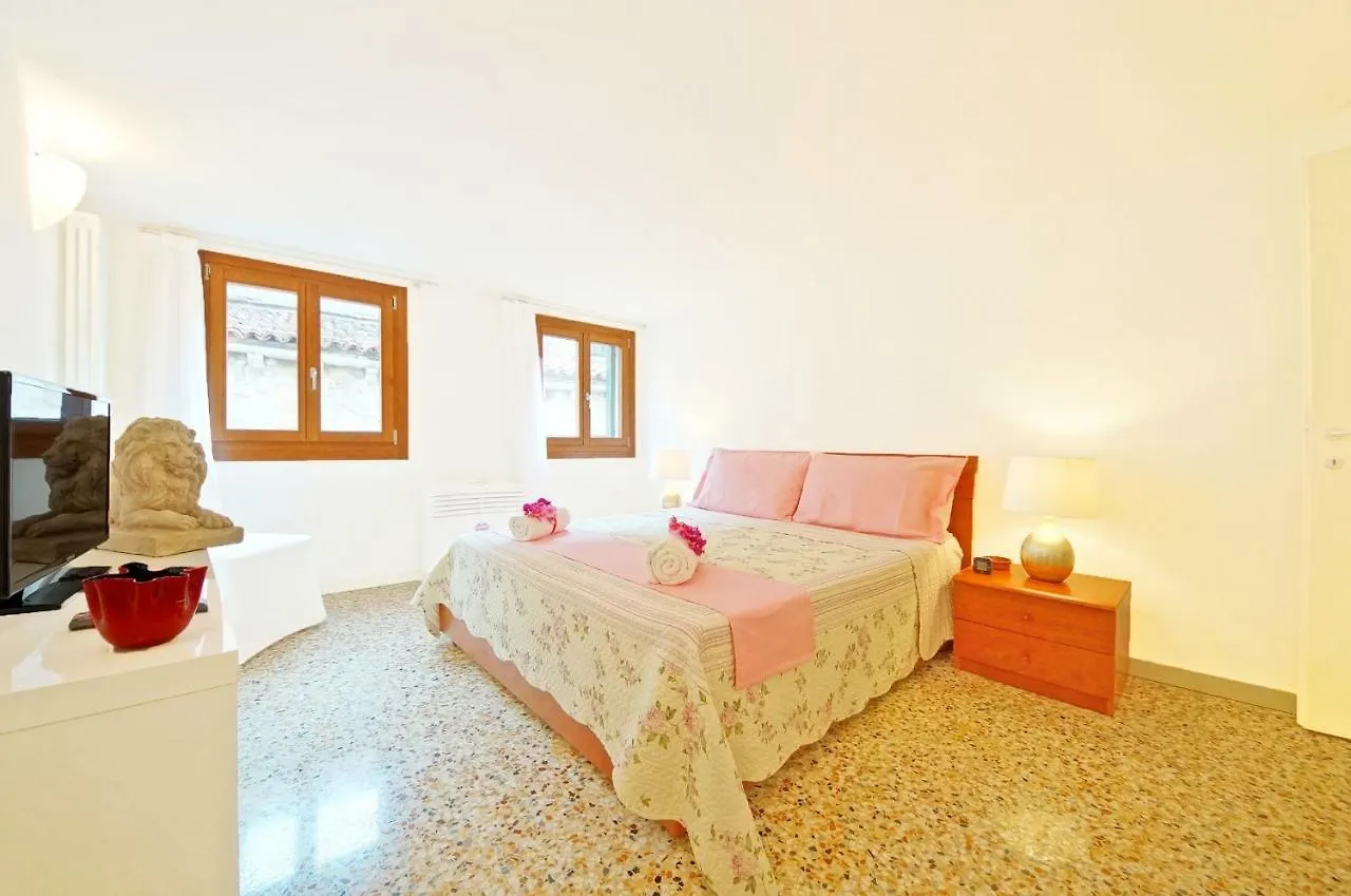 Sant\'Aponal Apartment Rialto location